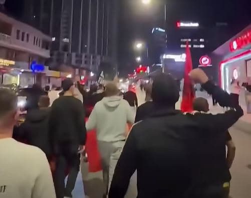 Pamje nga rrugët e Prishtinës, numër i madh i protestuesve nisen përsëri drejt zyrave të EULEX’it