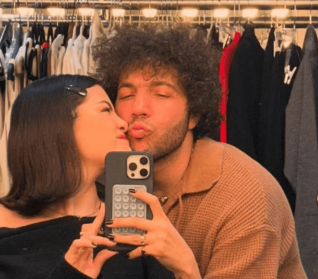 Featured image for Pavarësisht pasurisë marramendëse, Benny Blanco tregon si jetojnë ai dhe Selena Gomez