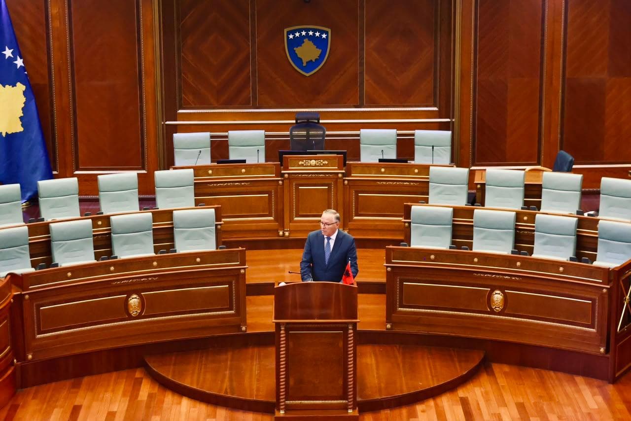 Featured image for PDK dhe Aleanca akuzojnë Vetëvendosjen për shkelje të Kushtetutës, kundërshtojnë shtyrjen e seancës