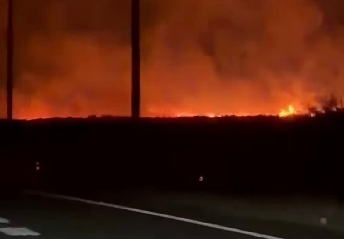 Përfshihet nga flakët një pjesë e fushës në fshatin Banjë të Malishevës