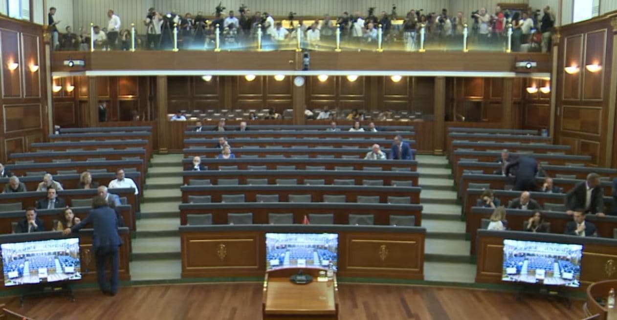 Përfundon pauza 30-minutëshe, ende nuk nis seanca konstituive e Kuvendit