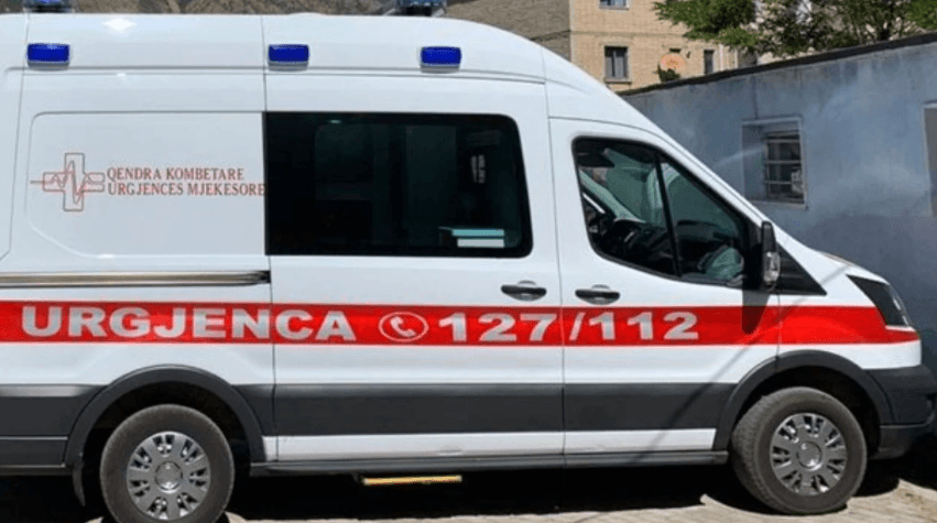 Po e ngiste autoambulancën në gjendje të dehur, shoferi shkel të moshuarin në Korçë