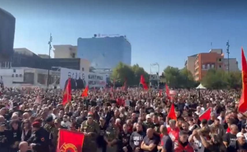 Policia lut protestuesit të mos mbajnë maska dhe të mos hedhin gjësende të forta