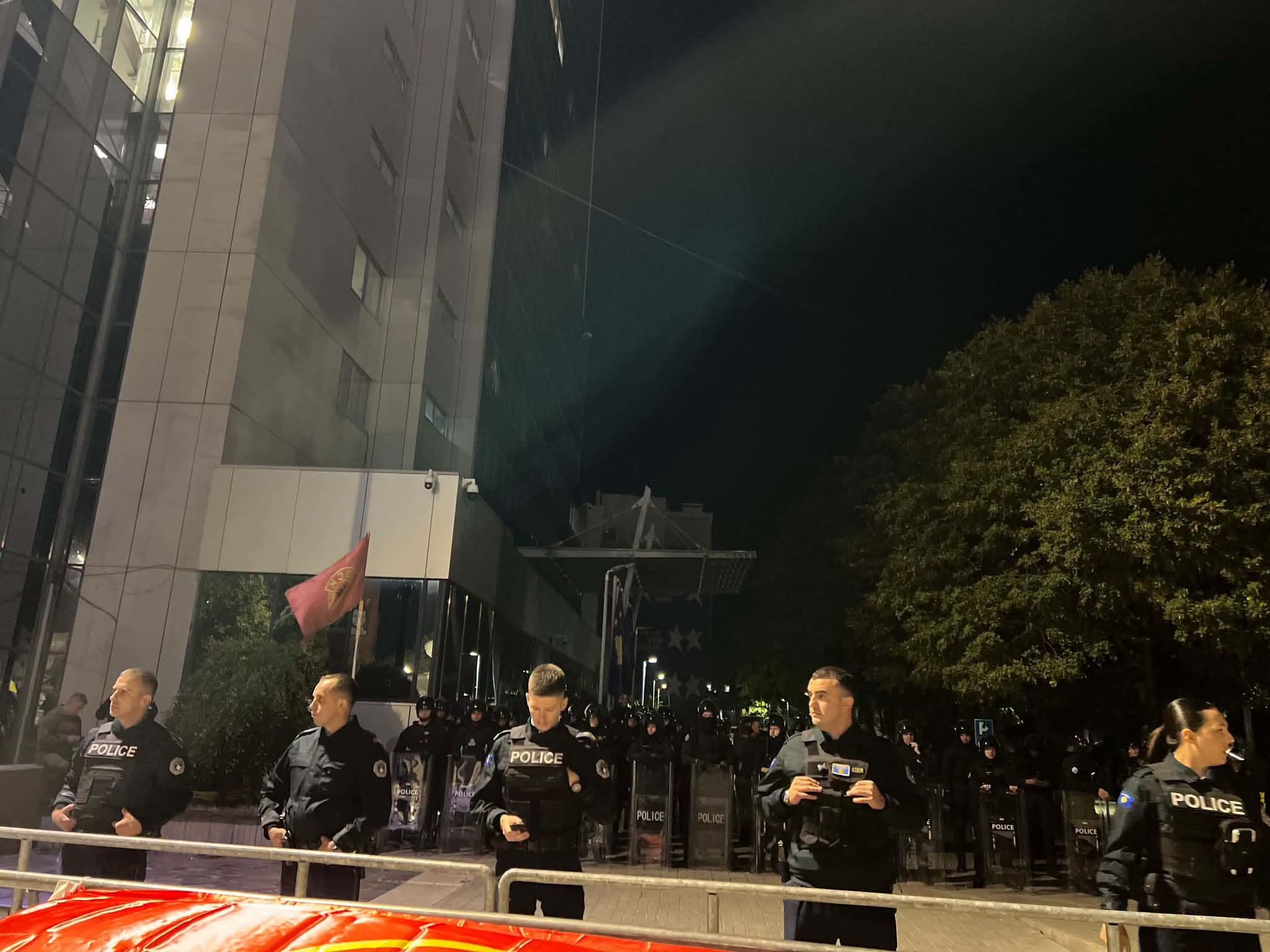 Policia sqaron: Gjobat pas protestës për vozitje të rrezikshme, jo për flamujt e UÇK-së