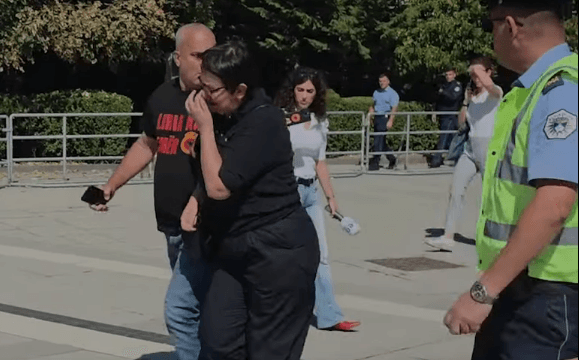 Policia tentoi ta ndalojë Aida Dërgutin nën pretendimin se shkeli rregullat e komunikacionit, protestuesit i dalin kundër