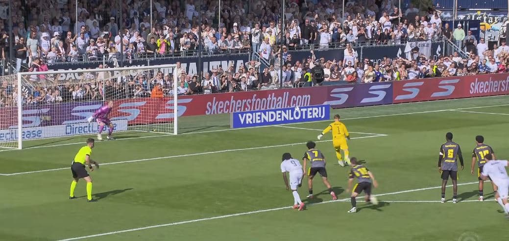 Featured image for Portieri shkruan histori, shënon dy gola në Eredivisie të Holandës