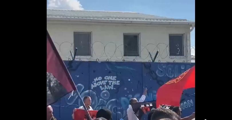 Protesta eskalon në Prishtinë, thyhen xhamat e objektit të EULEX-it
