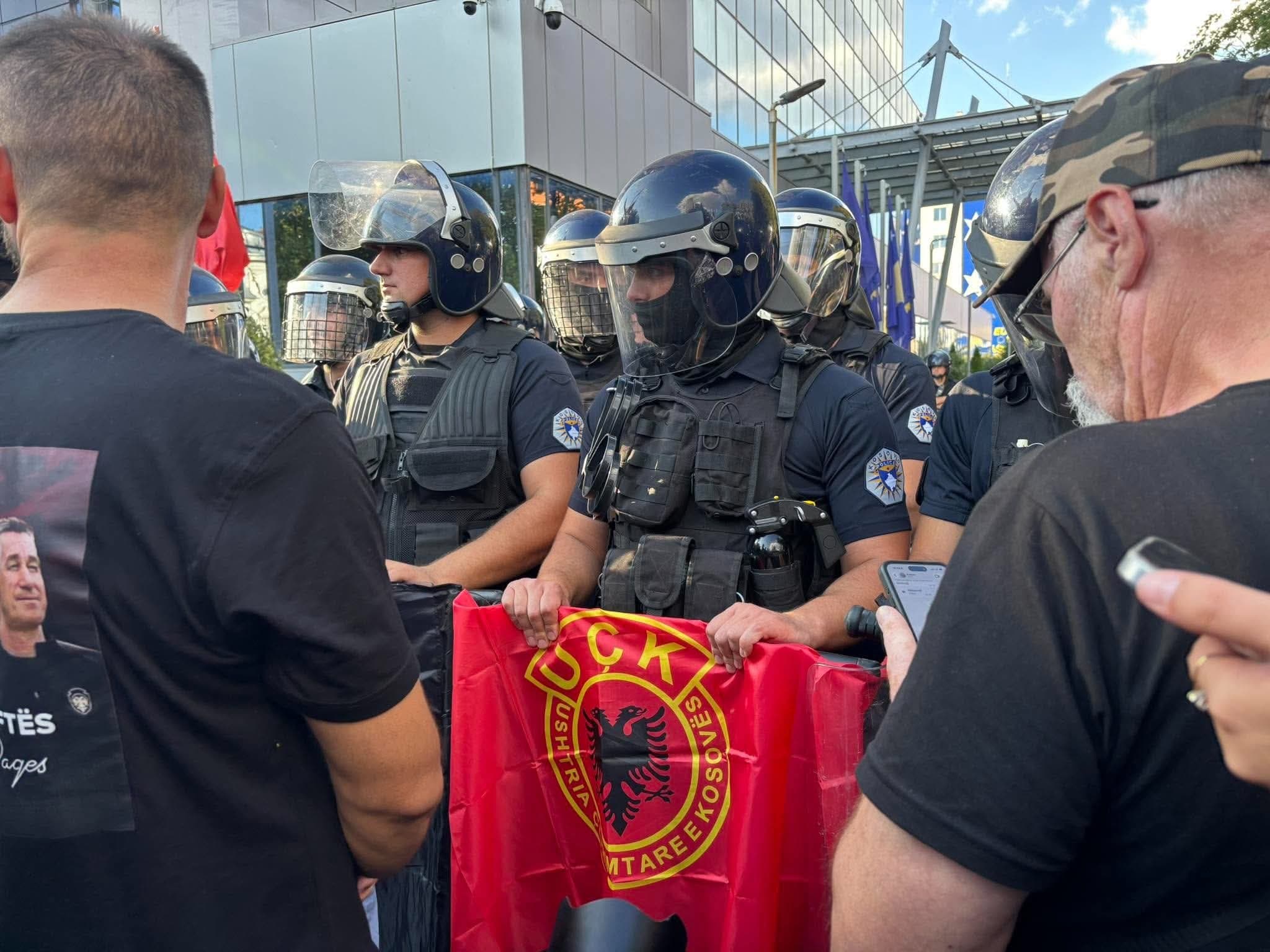 Protesta në Prishtinë për aktgjykimin ndaj ish-krerëve të UÇK-së, Policia: Situata kryesisht e qetë