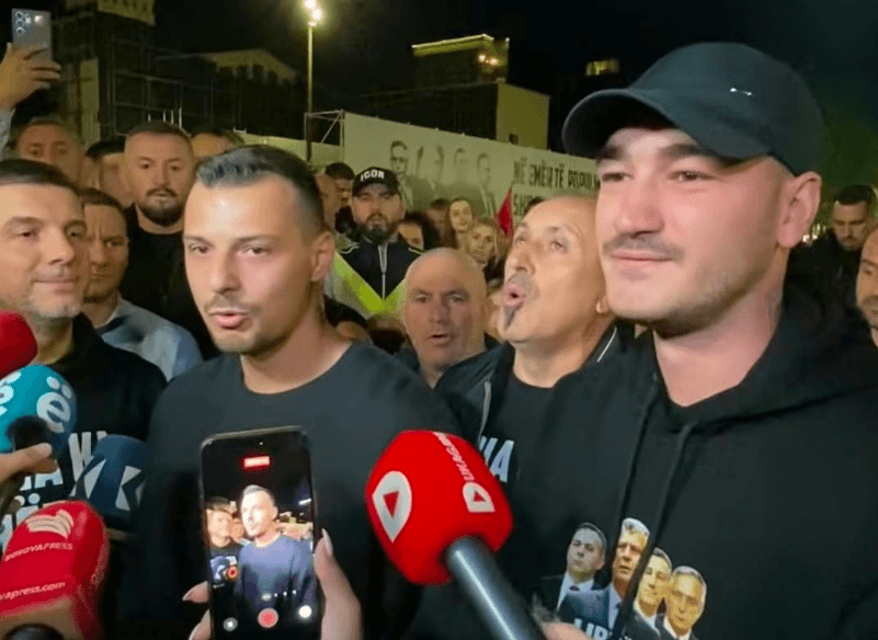 Protestës në Prishtinë për ish-krerët e UÇK-së i bashkohet edhe Memli Krasniqi, Endrit Thaçi dhe Klestor Veseli