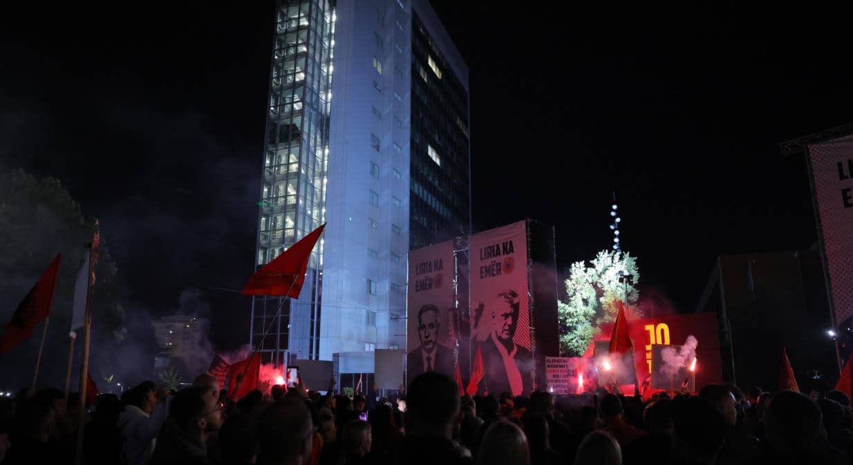 Protestuesi i kthejnë reflektorët kah Qeveria: Votojeni ligjin për Dhomat e Specializuara, durimi ynë po mbaron
