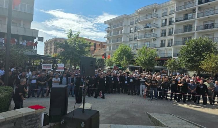 Protestuesit në Klinë: Do të vazhdojmë deri në vendosjen e drejtësisë