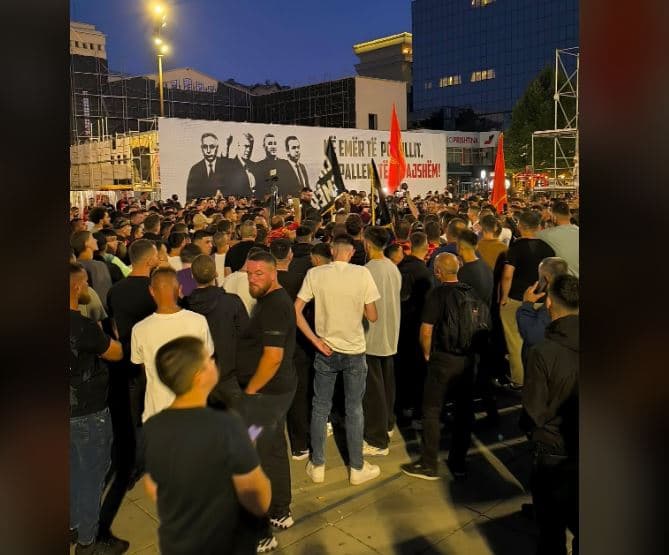 Protestuesit vazhdojnë qëndrimin para Qeverisë, situata e qetë
