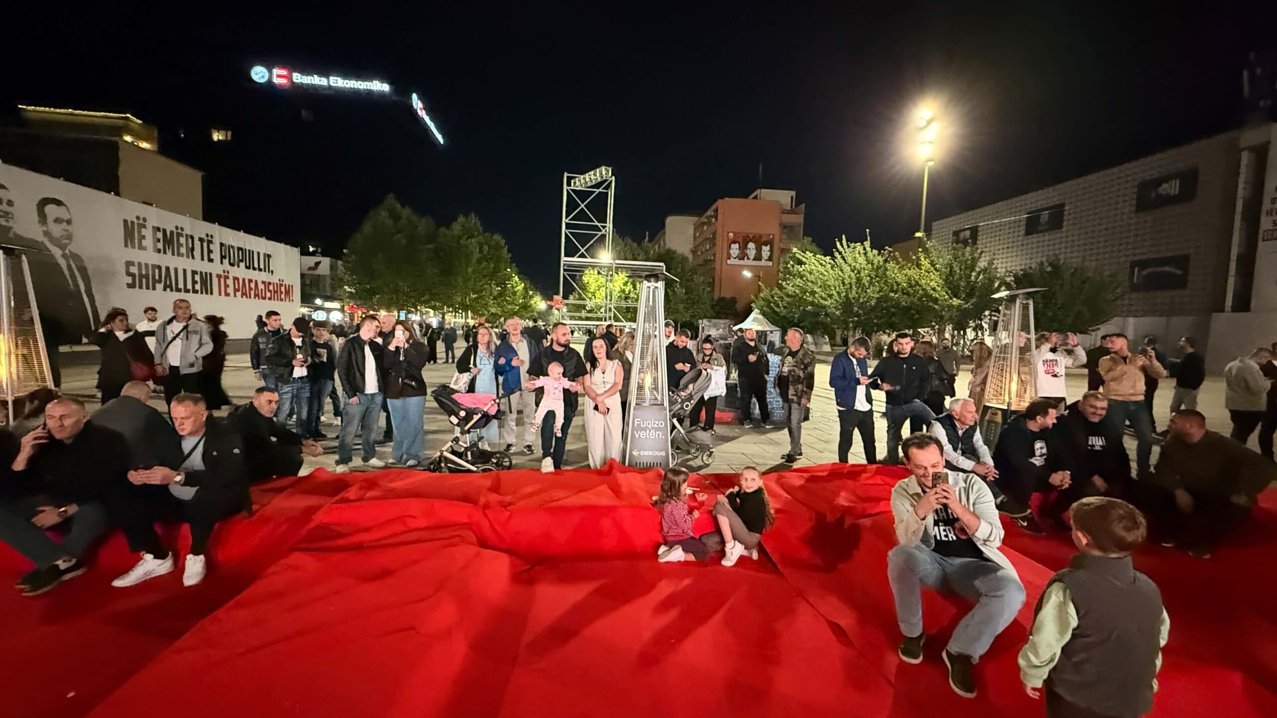 Qytetarë të shumtë mblidhen në sheshin Skenderbeu në kryeqytet në pritje të verdiktit të Hagës, disa prej tyre sjellin ushqime – Fotografi