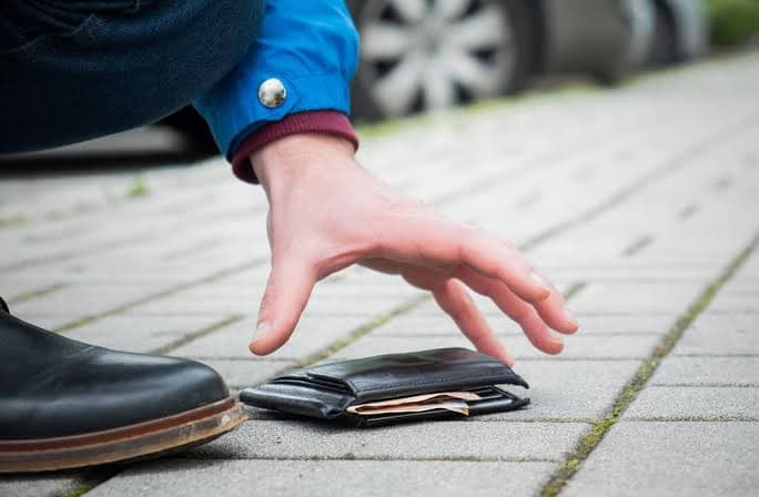 Qytetari nga Prizreni e gjen dhe dorëzon në polici kuletën me më shumë se 500 euro