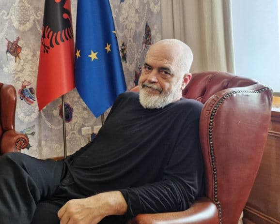 Rama pas varrimit të Mlladiqit mesazh Serbisë: Kasapi s’mund të përcillet me funeral shtetëror