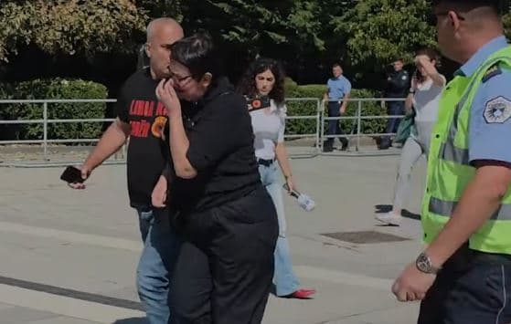 Raportohet suspendimi i dy policëve pas incidentit me ish-deputeten Dërguti para nisjes së protestës
