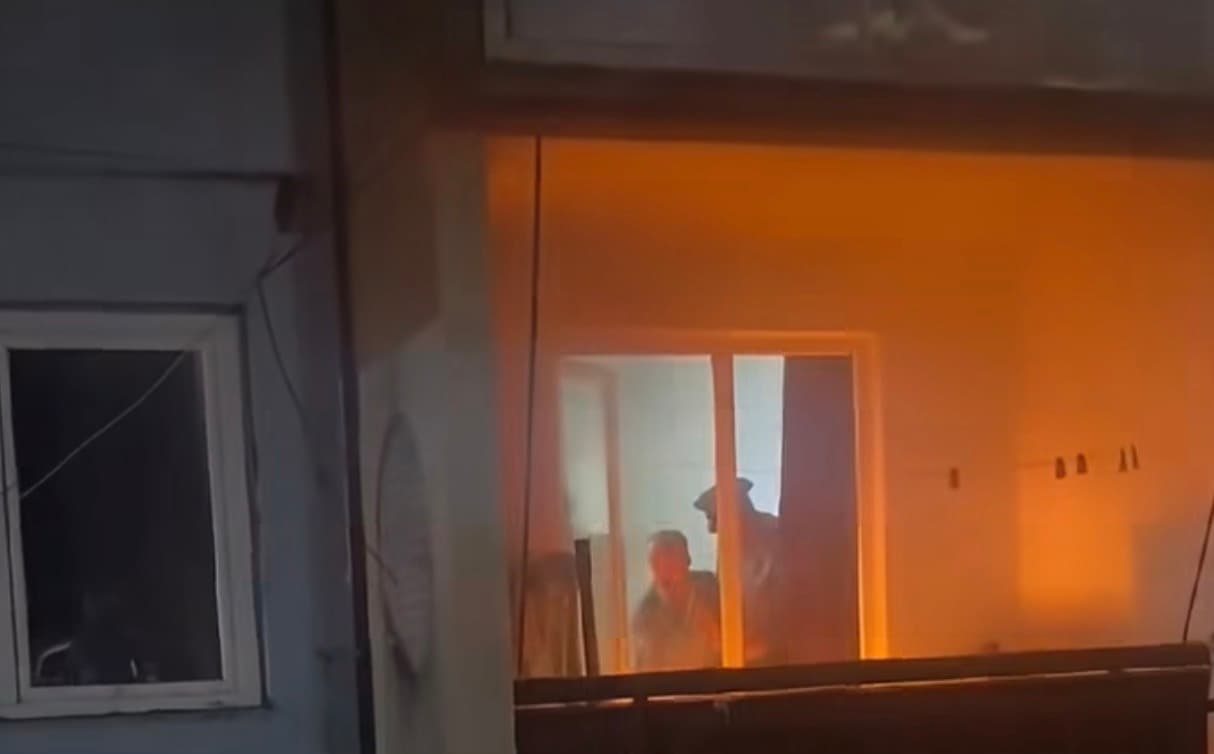 Reagim shembullor i Policisë në Gjilan – zyrtarët rrezikojnë jetën për të shpëtuar banorët nga zjarri