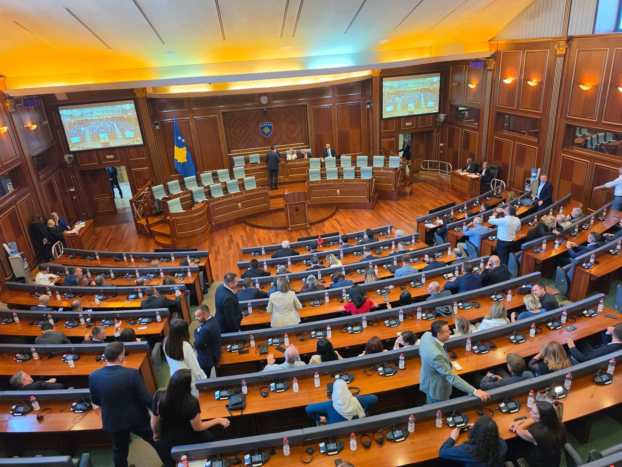 Rinis seanca për konstituimin e Kuvendit të Kosovës, tani votimi për nënkryetarët