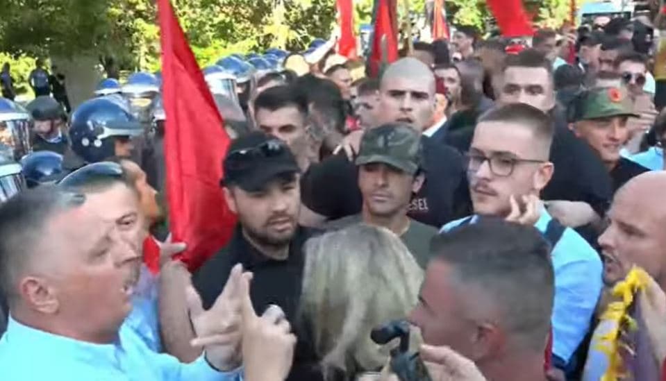 “S’kemi asgjë me policinë tonë” – Nasim Haradinaj u bën thirrje protestuesve për qetësi pas përshkallëzimit të protestës
