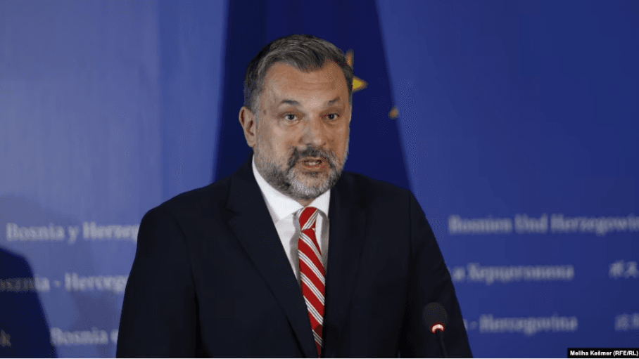 Sarajeva e tërheq stafin e Ambasadës nga Serbia pas varrimit të Mlladiqit me nderime shtetërore