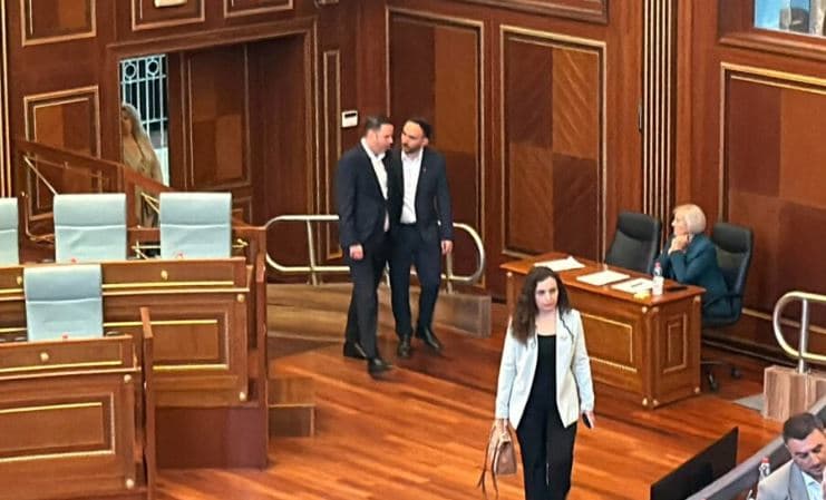 Featured image for Seanca për konstituimin e Kuvendit, Abdixhiku mbërrin në sallë me Osmanin e Gurin