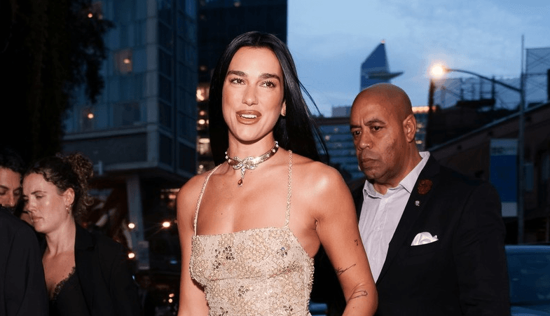 Featured image for Sezoni i bikinive mbaroi, Dua Lipa sjell trendin e ri të vjeshtës