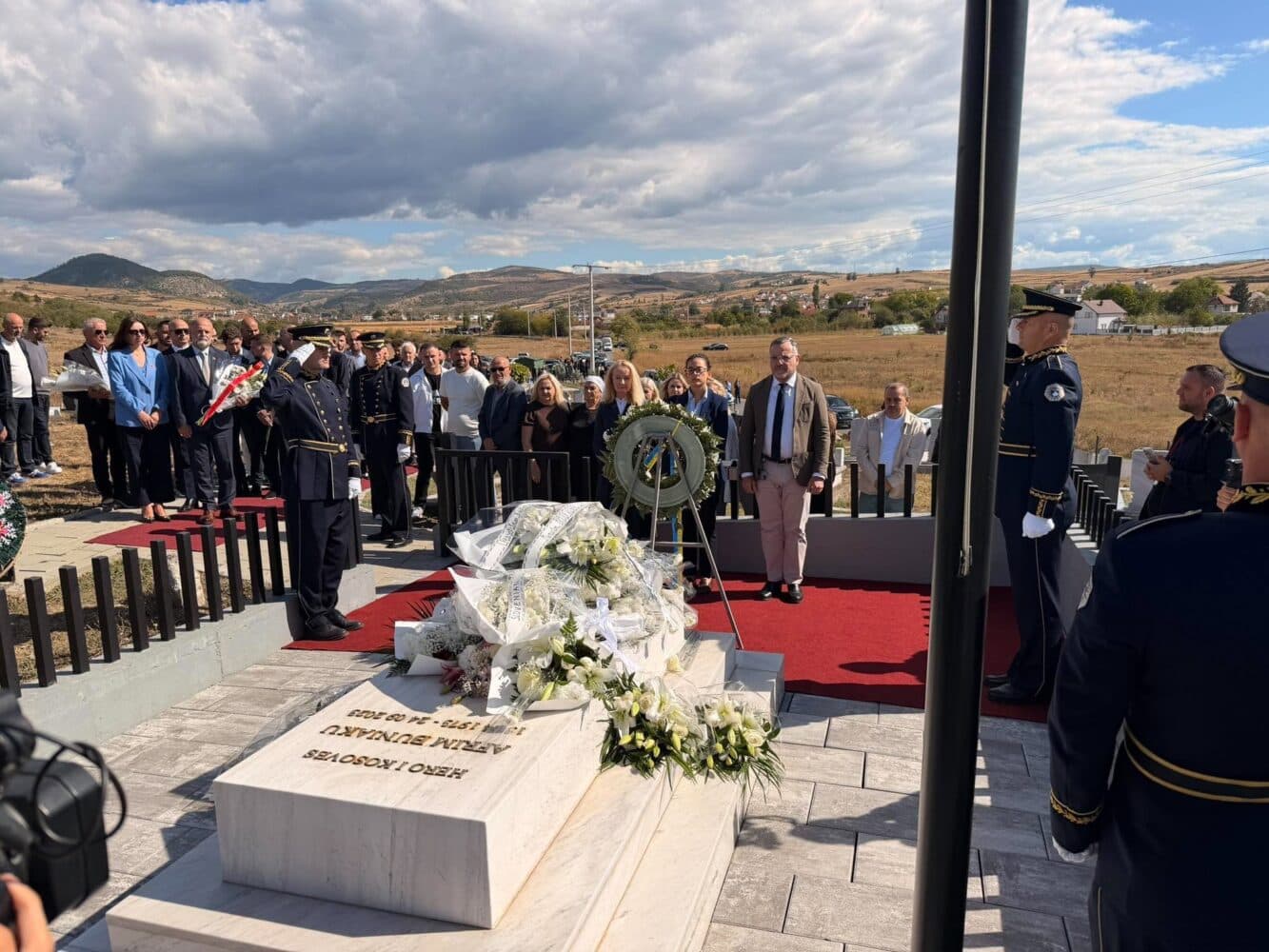 Shefi i EULEX-it dhe ambasadorët e akredituar bëjnë homazhe te varri i Afrim Bunjakut