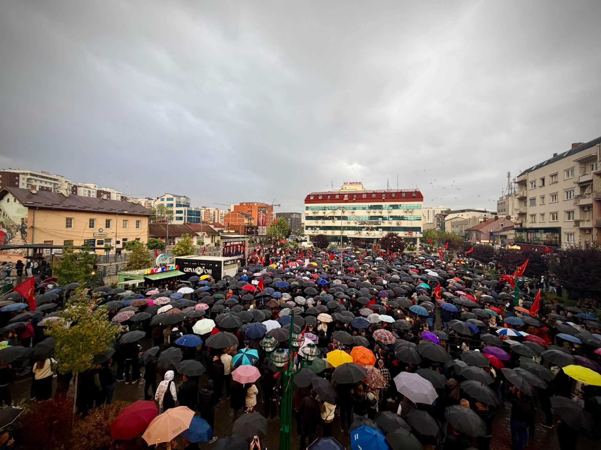 ‘‘Stoik në shi’’, Liria ka Emër ndan foto nga protesta në Ferizaj kundër dënimit të ish-krerëve të UÇK’së: Jo në emrin tim