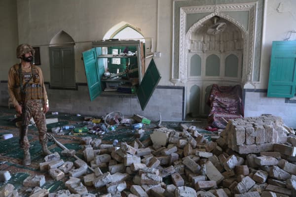 Featured image for Sulmi i fuqishëm në një xhami në Pakistan lë 16 të vdekur dhe 56 të plagosur
