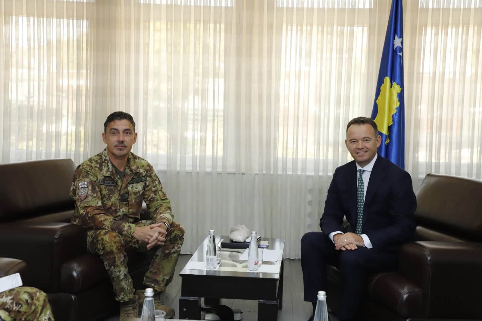 Featured image for Takimi me Komandantin e KFOR-it, Peci tregon se çka u diskutua: Të hapim ura bashkëpunimi