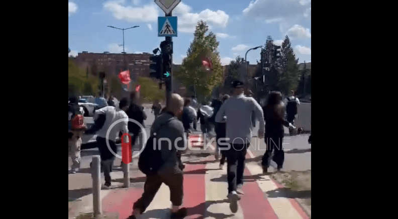 Featured image for Të revoltuar pas vendimit të Hagës, qindra qytetarë ua mësyejnë zyreve të EULEX-it