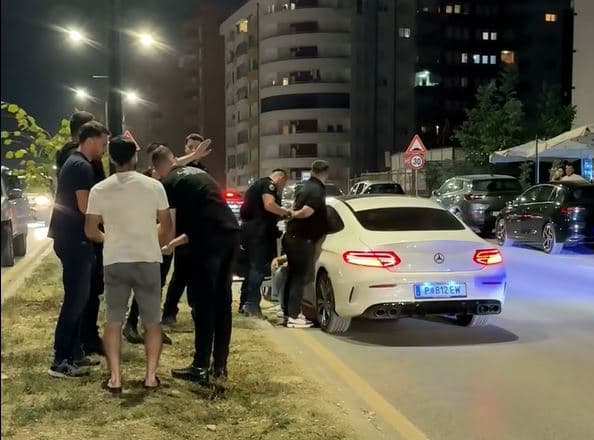 Tension pas një mosmarrëveshjeje në komunikacion në Rrugën C, ndërhyn Policia