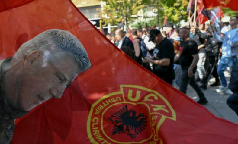 “Thaçi dënohet me 25 vjet” – Le Monde: Për shumë njerëz në Kosovë, ai dhe UÇK-ja mbeten simbole të lëvizjes për pavarësi