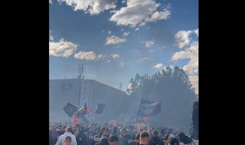 Tifo-grupet protestojnë para Qeverisë, pas këngëve e brohoritjeve hidhen mjete piroteknike