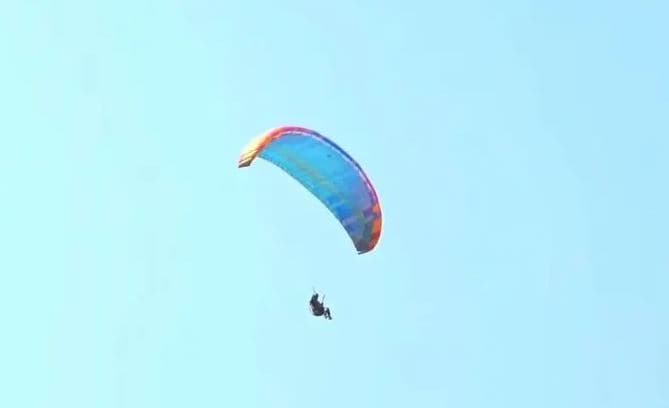 Tre pilotë nga Kosova në Top 10-shen e botës në paragllajdizëm