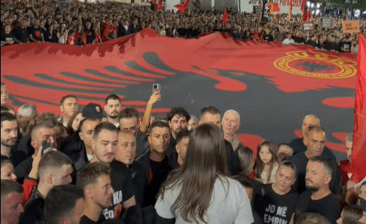 Featured image for Vajza e Sahit Jasharit: Historia e Kosovës nuk fillon e as nuk mbaron në Hagë