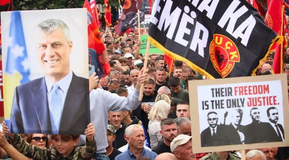 “Vendimi i Hagës” nxjerr nxënësit në protestë në Malishevë, marshojnë në mbështetje të ish-krerëve të UÇK-së