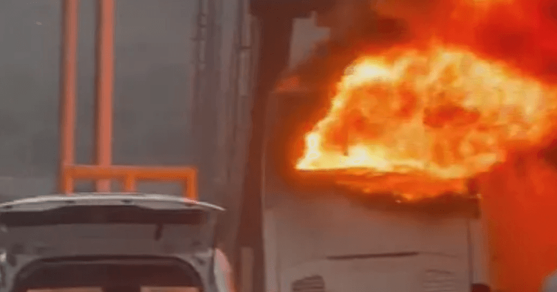 Featured image for VIDEO/ Tragjedi në Turqi, autobusi aksidentohet dhe përfshihet nga flakët, 2 të vdekur