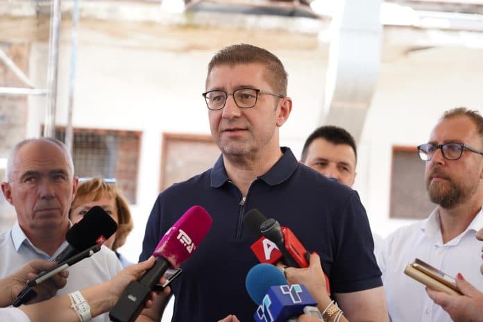 Featured image for Videoklipi i Don Xhonit në “Makedonium”, Mickoski: Do të kërkoj shkarkimin e drejtorit dhe Bordit Drejtues