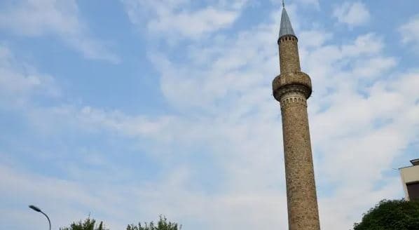 Vjedhje në xhami e objekte të tjera, Policia arreston dy persona