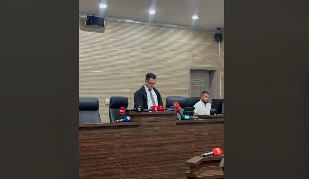 Xhelal Sveçla dënohet me 1 vit burgim me kusht për gazin lotsjellës