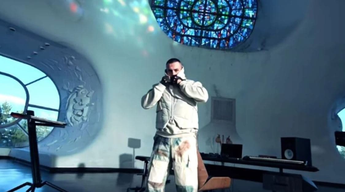 Featured image for Xhirimi i videoklipit të Don Xhonit në “Makedonium” në Krushevë ngjall debat, reagon Ministria e Kulturës