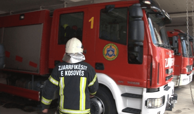 Zjarr në një depo në Fushë Kosovë, zjarrfikësit japin detaje