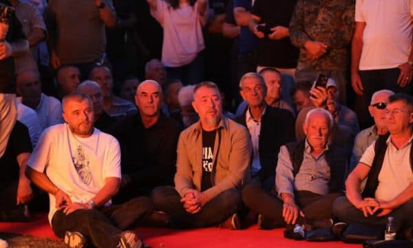 “Zjarri i Lirisë” në Zonën e Drenicës: Komandantët dhe ushtarët e UÇK-së kërkojnë lirinë e çlirimtarëve në Hagë