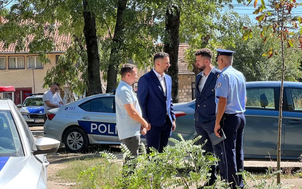 Zyrtarët komunalë mbërrijnë në ish-shkollën teknike në Obiliq pas gjetjeve të pazakonta në objekt