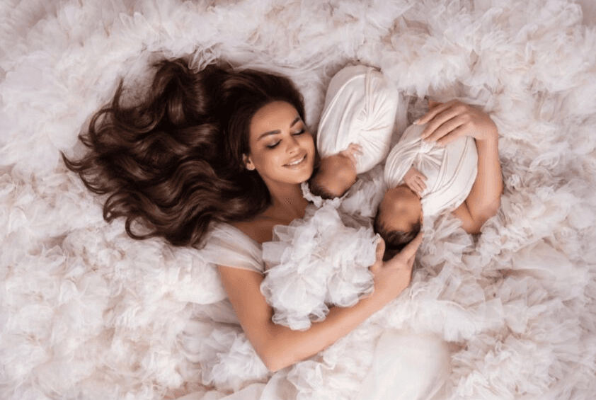 Featured image for 4 raunde IVF brenda një viti, Xhuli emocionon me letrën pas lindjes së binjakëve