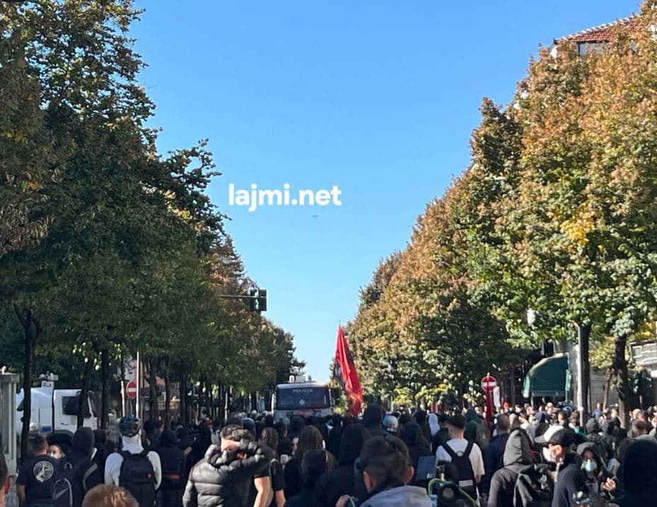 Featured image for 65 të lënduar në protestën e së shtunës në Tiranë, 37 prej tyre efektivë policie