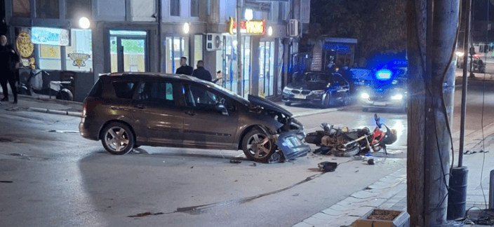 Aksident i rëndë në Mitrovicë, përplasen një veturë dhe një motor