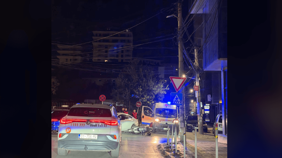 Featured image for Aksident mes një veture dhe një motoçiklete te Parku i Qytetit në Prishtinë