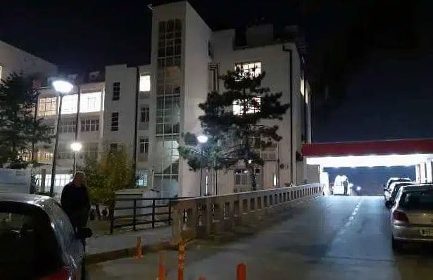 Aksidenti në Jabllanicën e Vogël, njëri nga të lënduari në gjendje të rëndë, flasin nga QKUK: Gjendje jo stabile, trajtimi vazhdon në intensiv